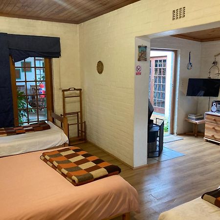 Haus Barbara Guest House Бредасдорп Екстериор снимка