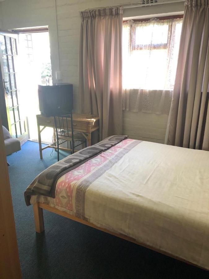 Haus Barbara Guest House Бредасдорп Екстериор снимка