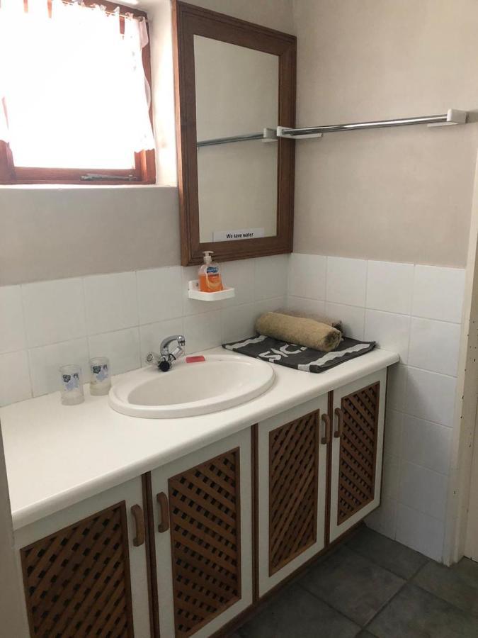 Haus Barbara Guest House Бредасдорп Екстериор снимка