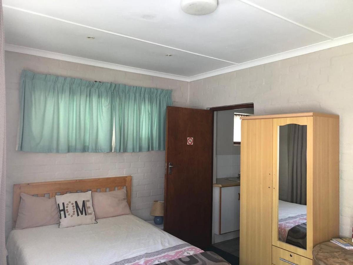 Haus Barbara Guest House Бредасдорп Екстериор снимка