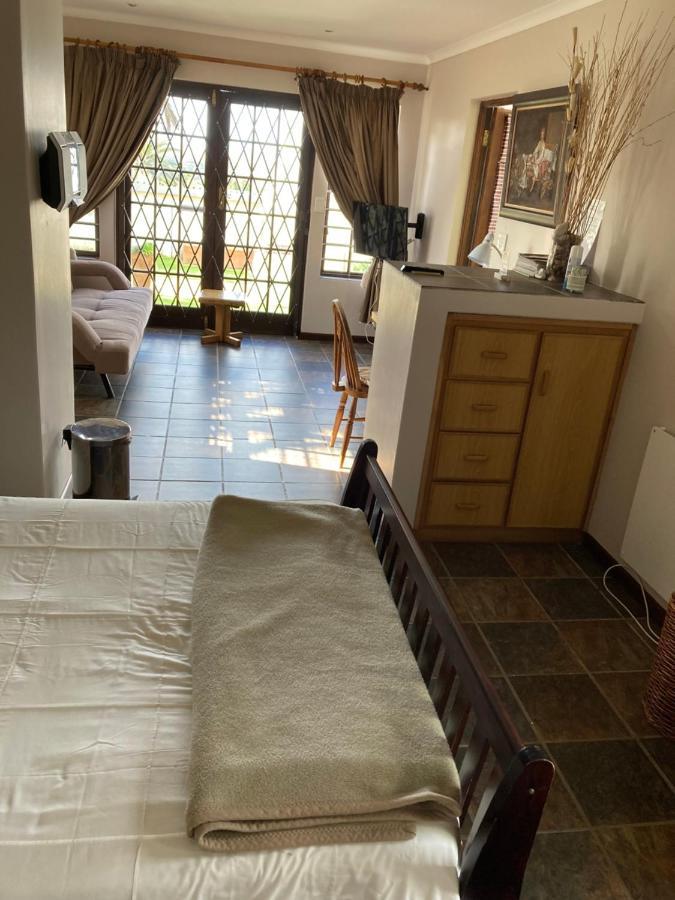 Haus Barbara Guest House Бредасдорп Екстериор снимка