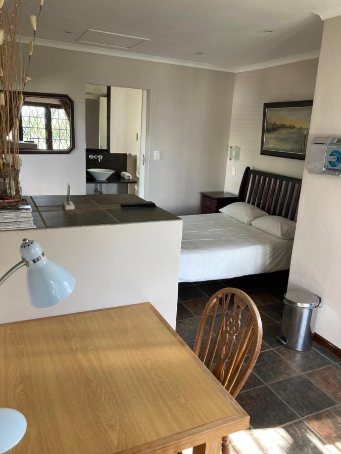 Haus Barbara Guest House Бредасдорп Екстериор снимка