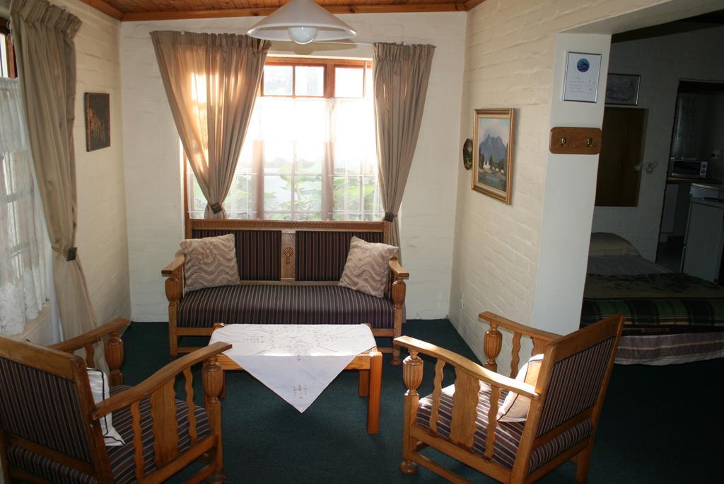 Haus Barbara Guest House Бредасдорп Стая снимка