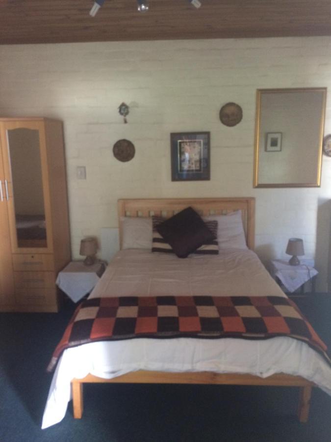 Haus Barbara Guest House Бредасдорп Екстериор снимка